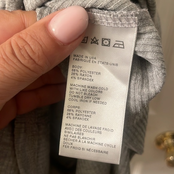 Ecote light gray shortsleeved v-neck poly blend ribbed ROMPER size large - Picture 9 of 10